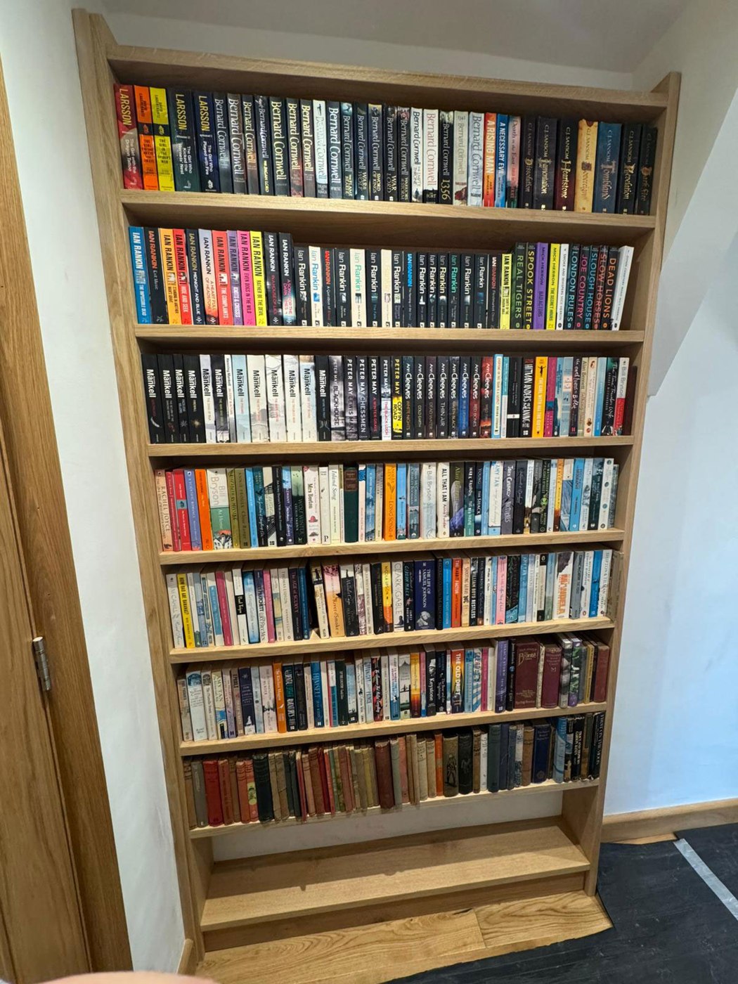 Bespoke oak bookcase fitted into an alcove